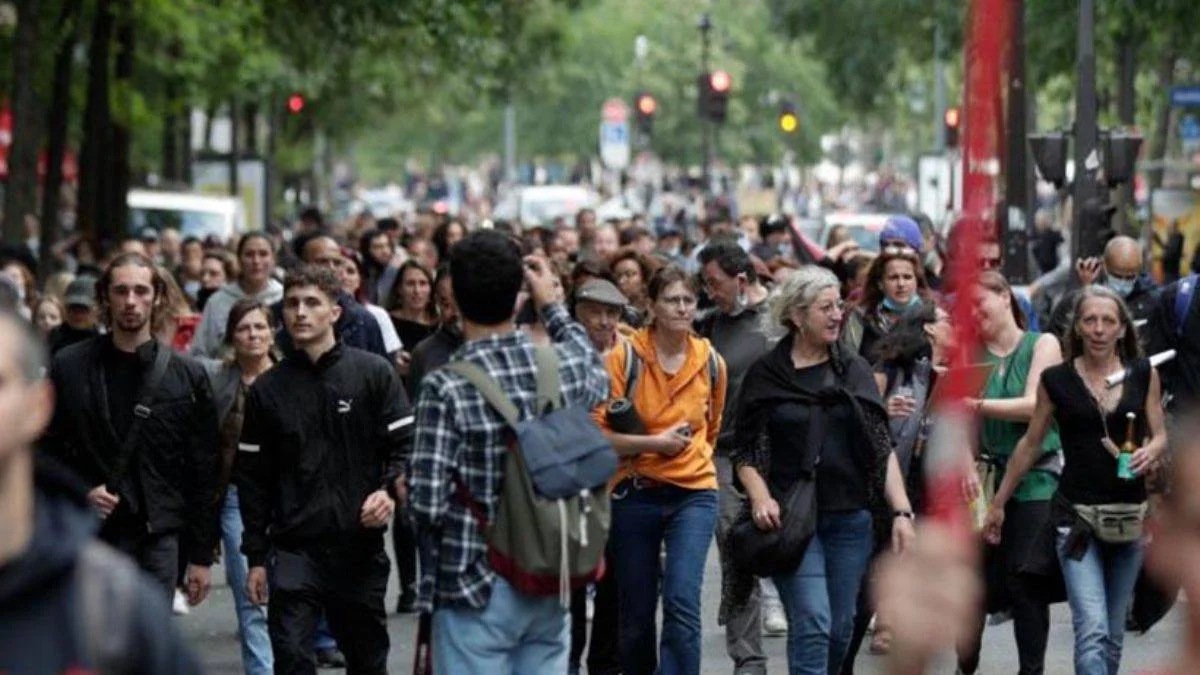 Fransa'da binlerce kişi Macron yönetimini protesto etti