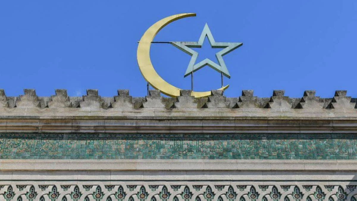 Fransa'da görevden alınan imam, İçişleri Bakanı hakkında suç duyurusunda bulundu