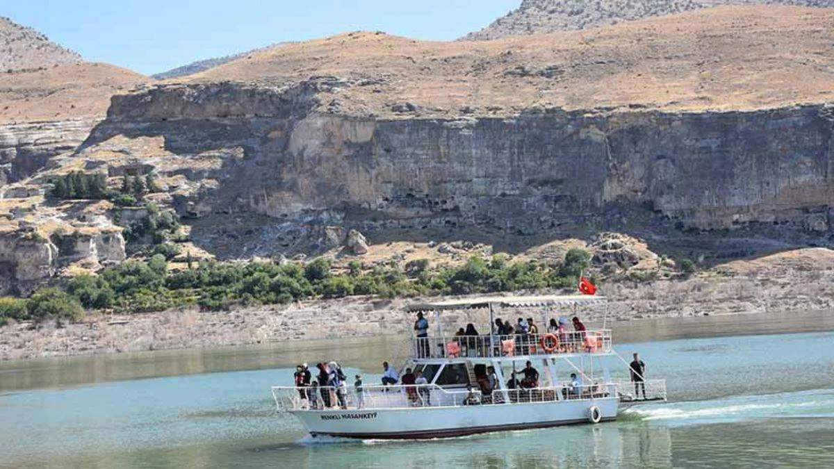Göl sahasında kalan Hasankeyf'te tekne turları başladı