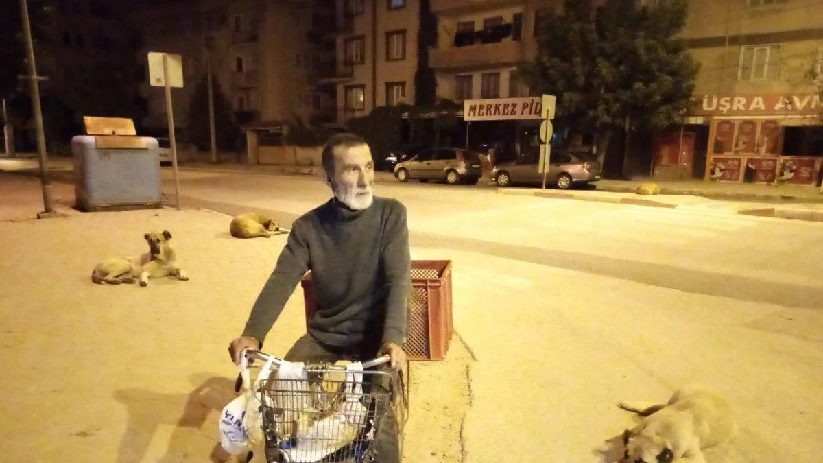 Gündüzleri hurda topluyor, geceleri ise sokak hayvanlarını besliyor