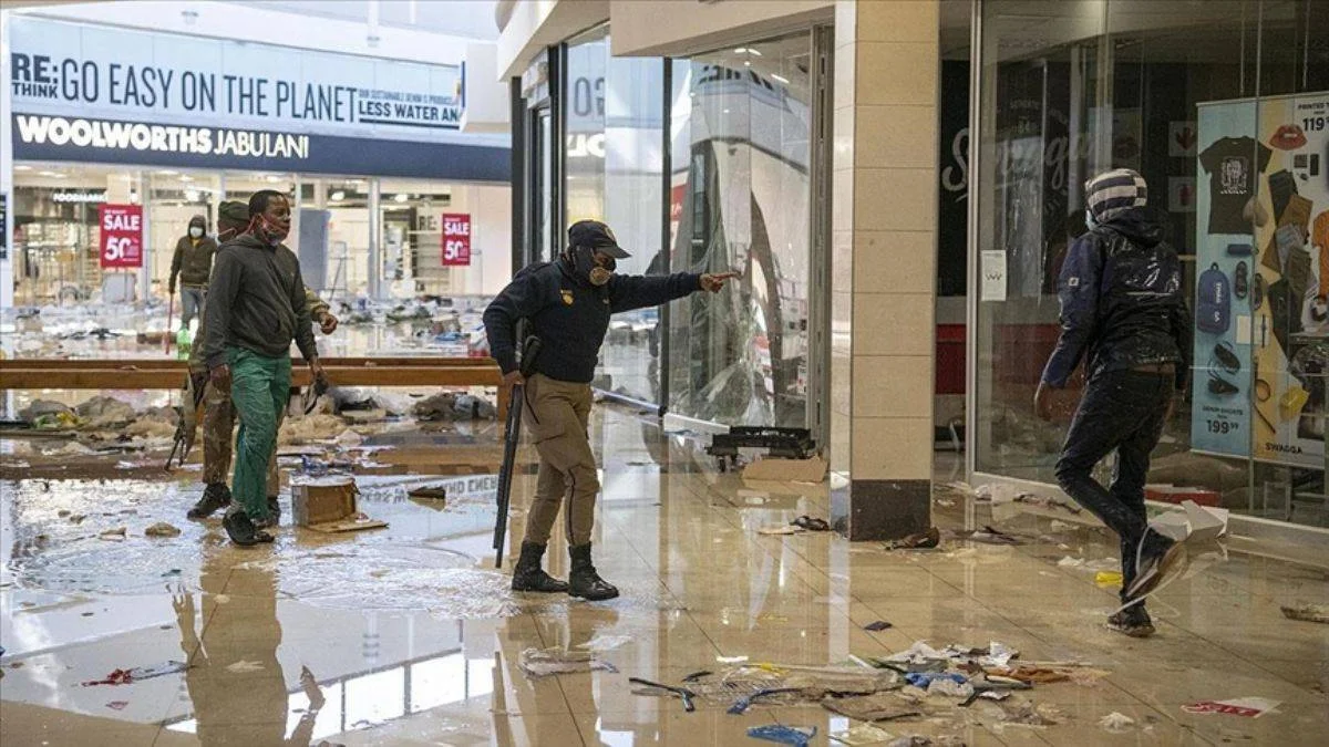 Güney Afrika'da 1,5 milyon mermi yağmacıların eline geçti!