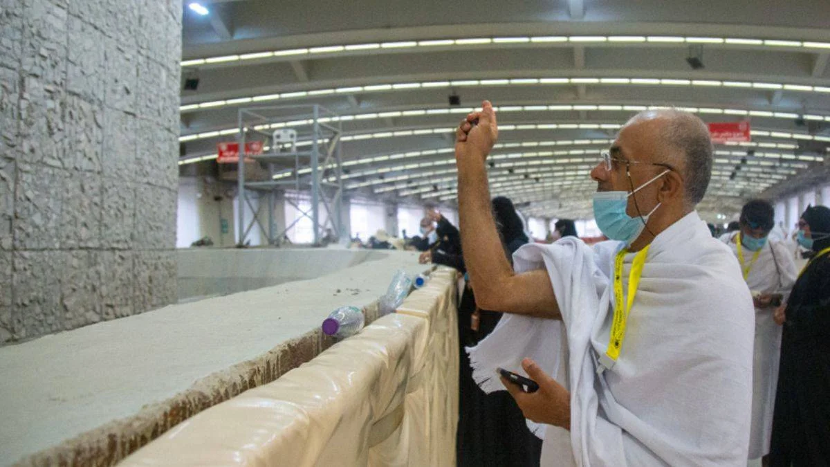 Hacı adayları Kurban Bayramı'nın ilk günü şeytan taşladı