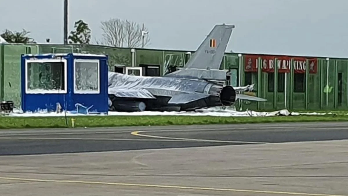 Hollanda'da F-16 binaya çarptı