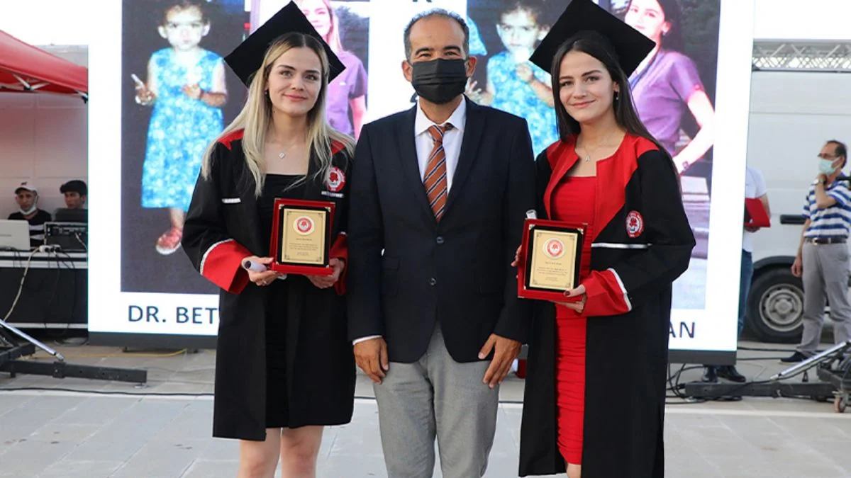 İkizler tıp fakültesini birincilikle bitirdi