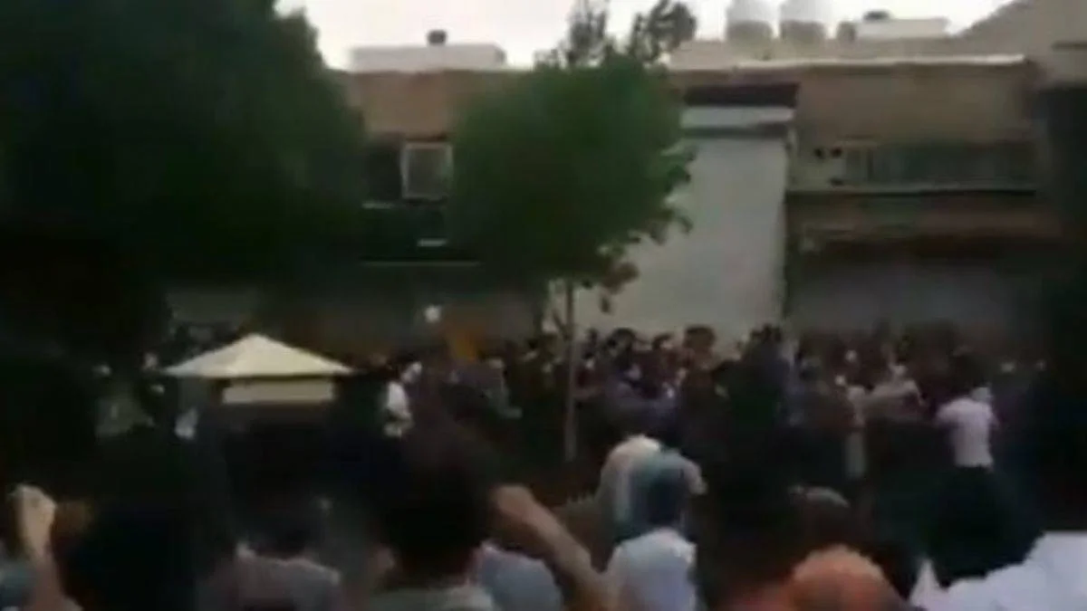 İran'da düzenlenen gösterilere polis müdahalesi