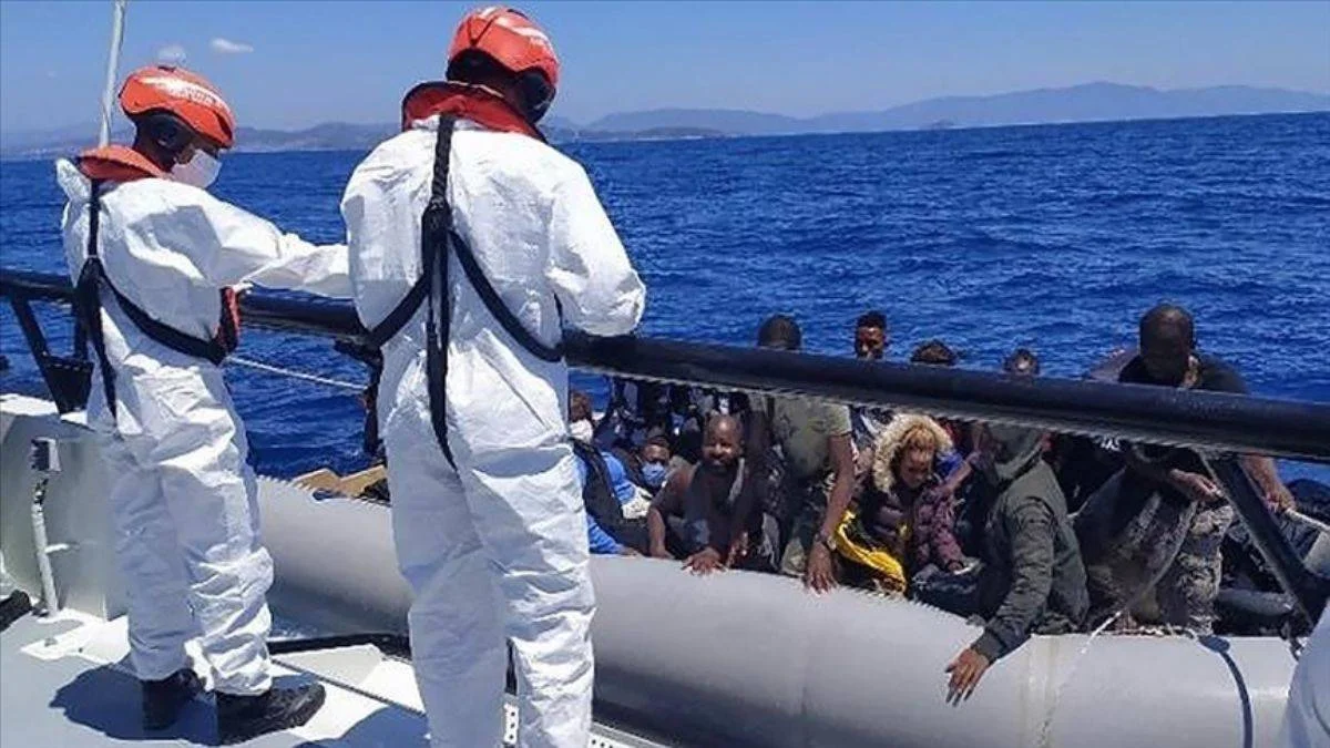 İzmir açıklarında farklı zamanlarda lastik botta bulunan 68 düzensiz göçmen kurtarıldı