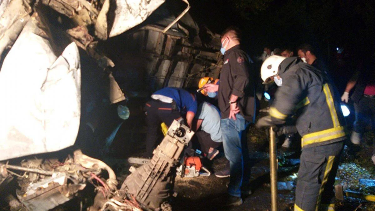 Kaçak göçmenleri taşıyan minibüs kaza yaptı: Çok sayıda ölü var