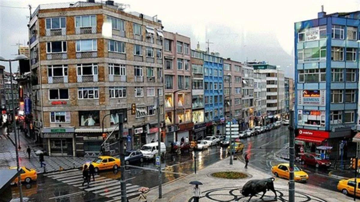 Kadıköy: "Kırık bira şişelerinden, idrar kokusundan, gürültüden bıktık"