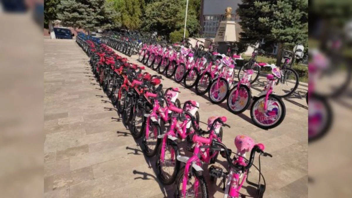 Kale'de 100 Öğrenciye Bisiklet Hediyesi