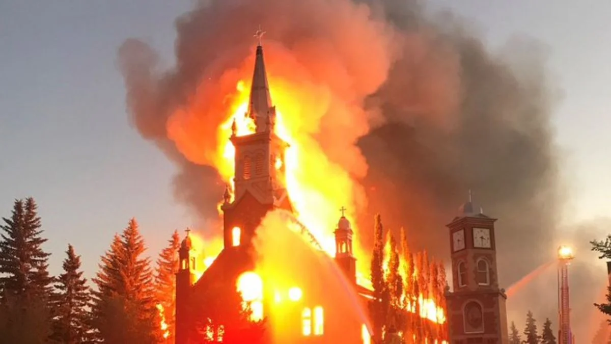 Kanada'da ateşe verilen bir kilise böyle yok edildi