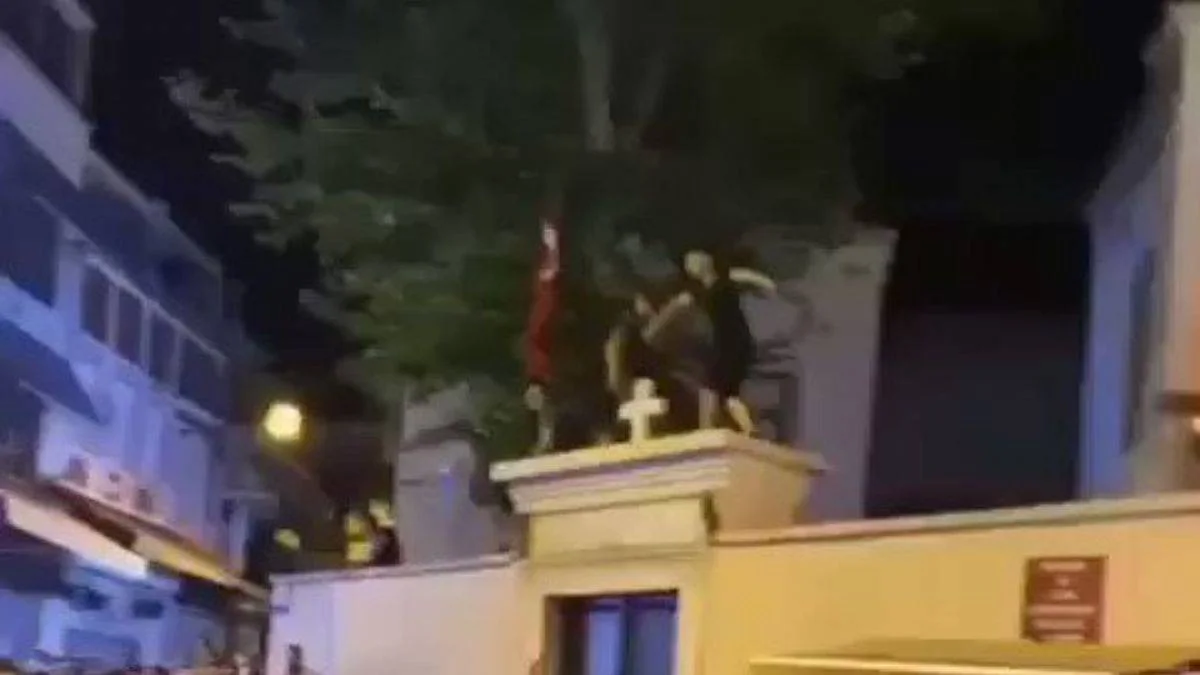 Kilise duvarında dans edenlerle ilgili karar verildi