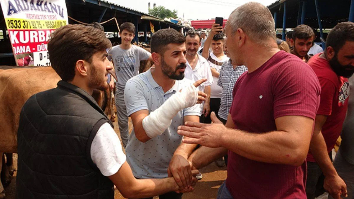 Kurbanlık pazarlığı yaparken sakatlandı