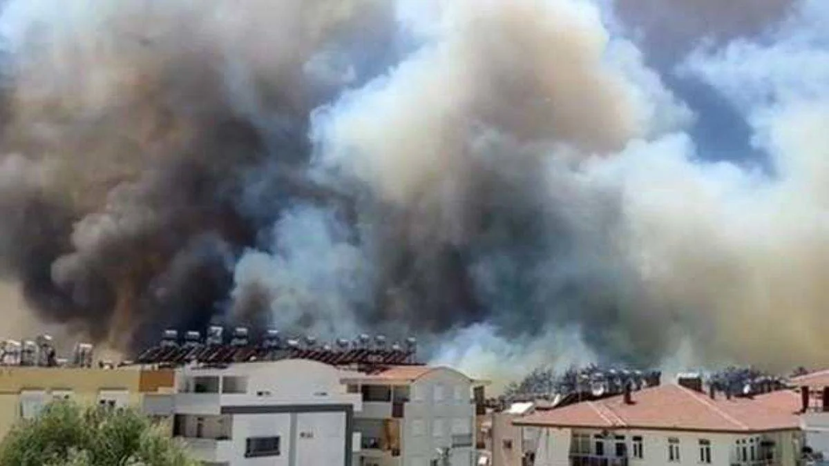 Manavgat'ta yangın yerleşim yerlerine sıçradı: 3 mahalle boşaltındı