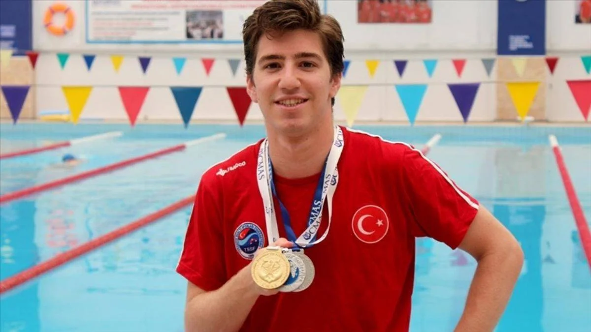 Milli sporcu Derin Toparlak yüzmede dünya şampiyonu oldu