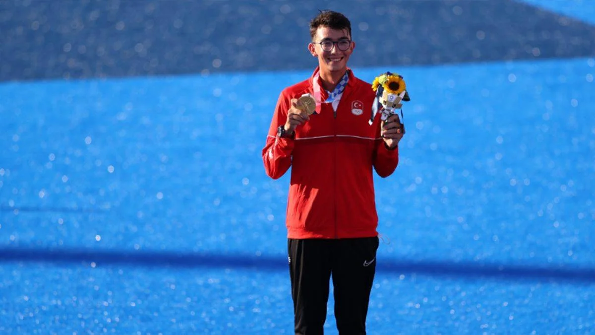 Olimpiyat şampiyonu okçu Mete Gazoz madalyasını aldı