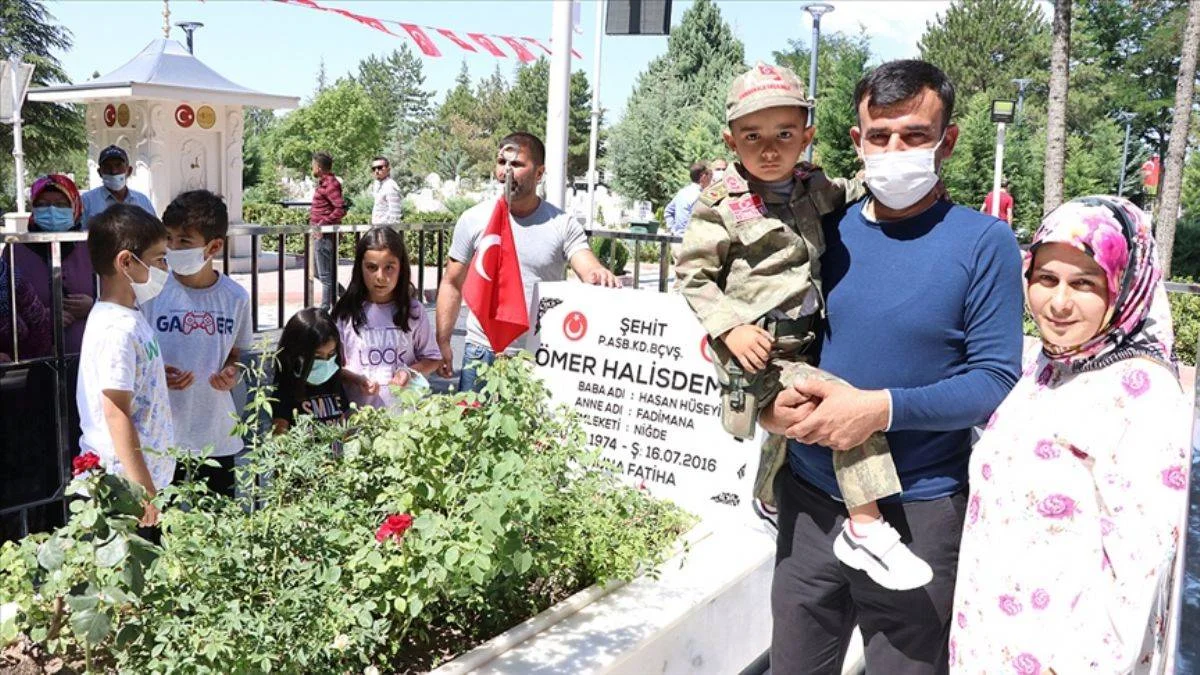 'Ömer Halis' adı verilen çocuklar şehidin kabrini ziyaret etti