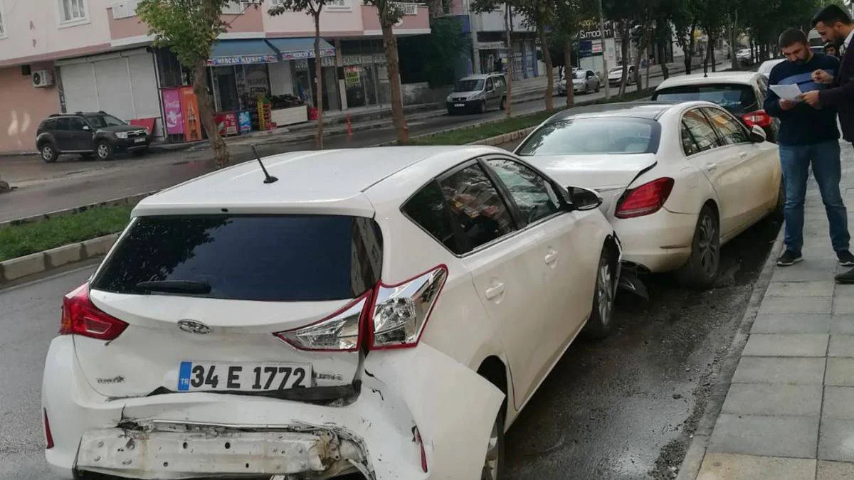 Park halindeki araca çarpıp kaçmanın cezası nedir?