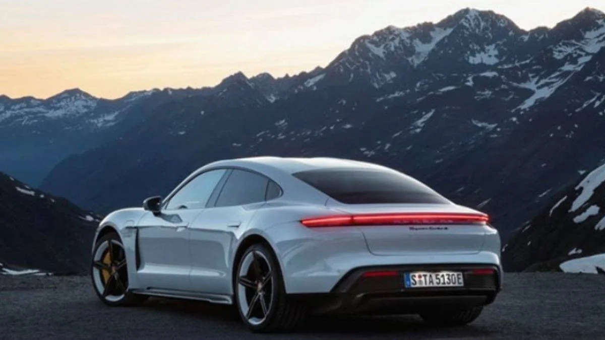 Porsche, 43bin Taycan EV'i geri çağırıyor: Fiziksel güncelleme gerekiyor