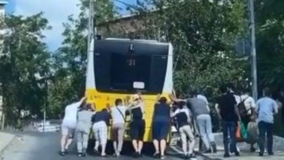 Sarıyer'de arızalanan İETT otobüsünü yolcular böyle itti
