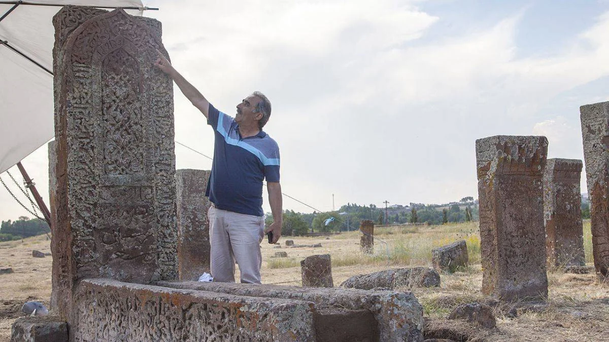 Selçuklu Meydan Mezarlığı'nda kemer işlemeli mezar taşı tespit edildi