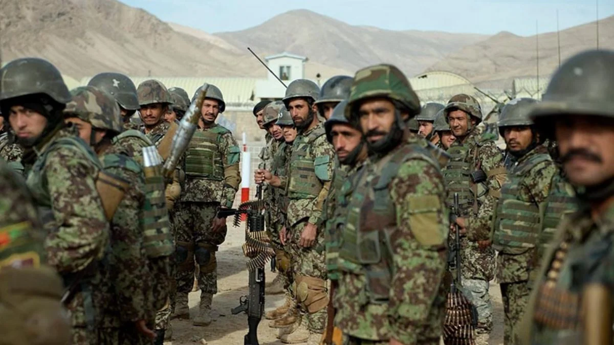 Taliban'dan kaçan 300'den fazla Afgan askeri Tacikistan'a sığındı