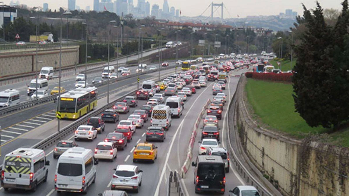 Tatil göçü başladı; sürücülere 'yol hipnozu' uyarısı
