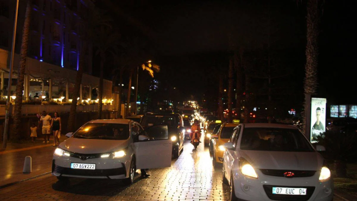 Tatilciler Antalya'ya akın ediyor