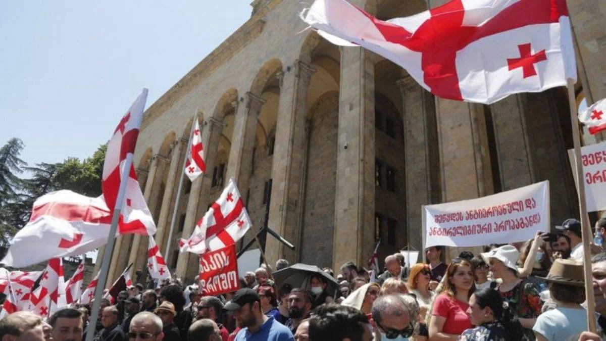 Tiflis'te 'LGBT' ofisine baskın