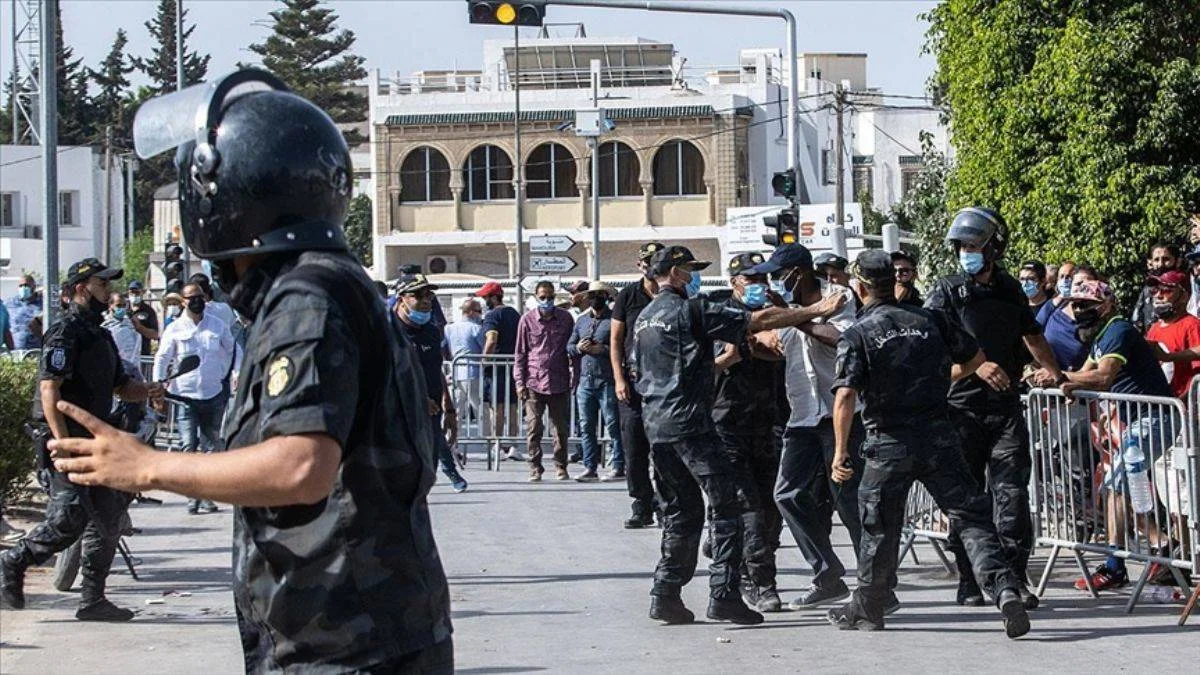 Tunus polisinden darbe karşıtlarına müdahale görüntüleri