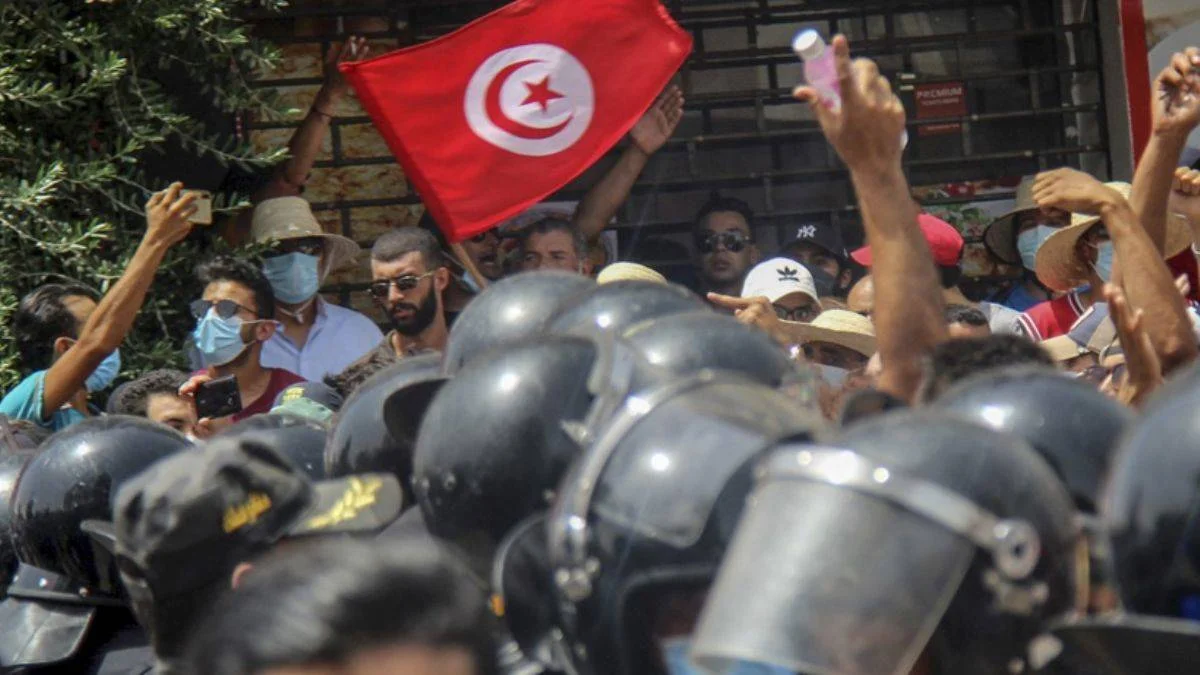 Tunus'ta sokağa çıkma yasağı ilan edildi