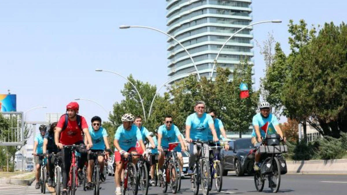 Türk ve Kazak bisikletçiler Anıtkabir'e pedalladı
