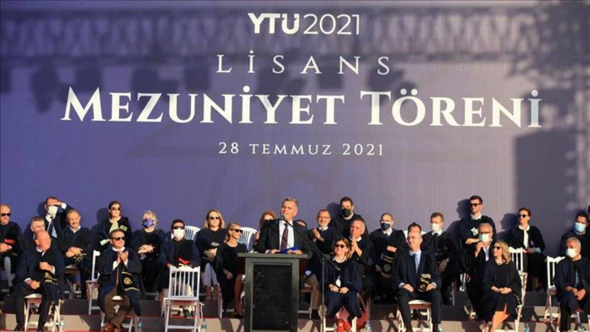 Turkcell Genel Müdürü Erkan, Yıldız Teknik Üniversitesi'nde yeni mezunlarla bir araya geldi