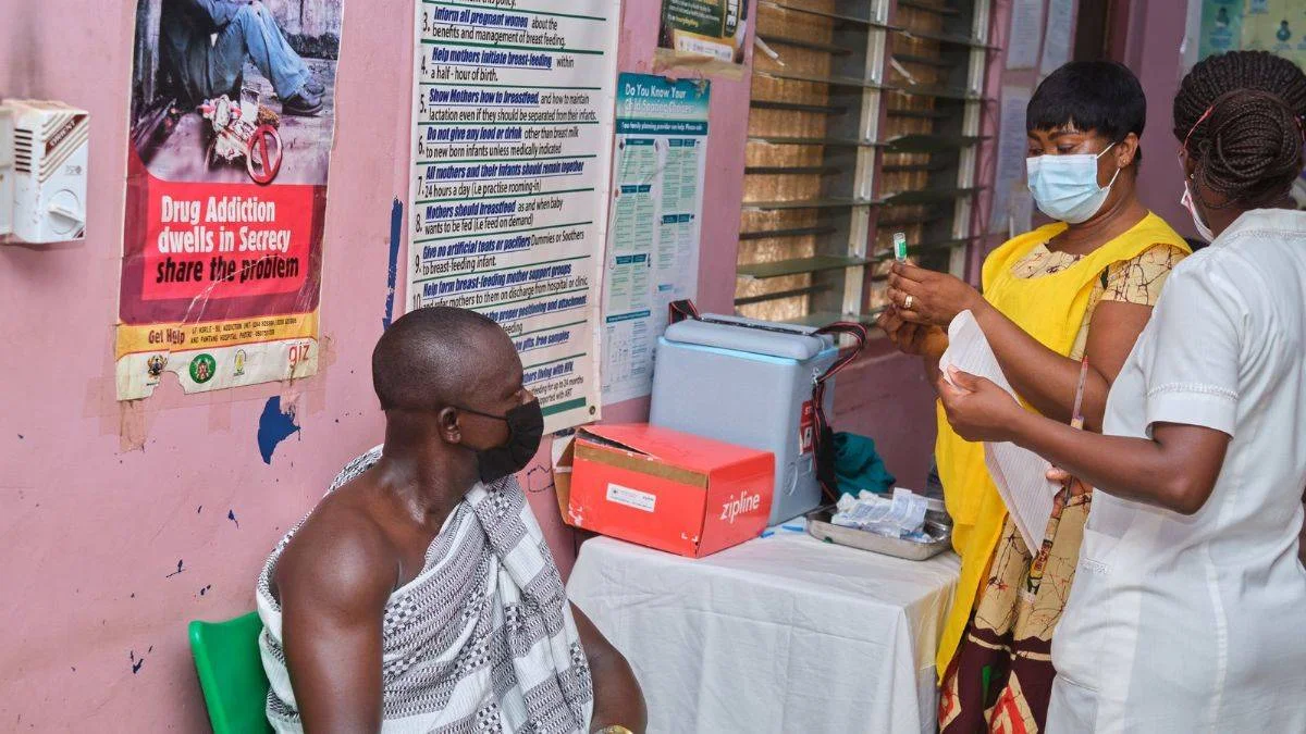 Uganda'da 800 kişiye sahte aşı yapıldı