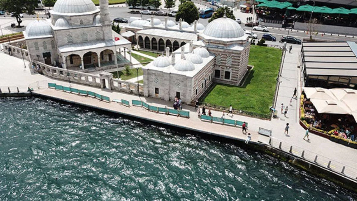 Üsküdar'daki caminin yanına yapılan yol zarar görünce kapatıldı