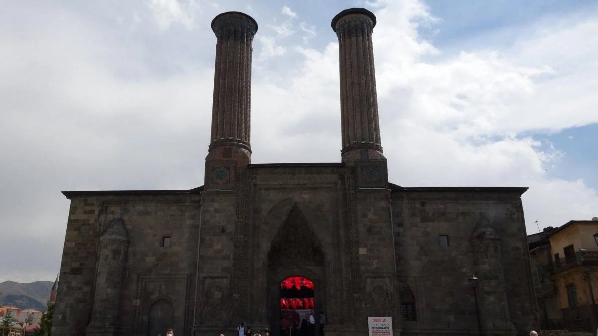 Vakıf Eserleri Müzesi'ne dönüştürülen Çifte Minareli Medrese'de 90 eser sergilendi
