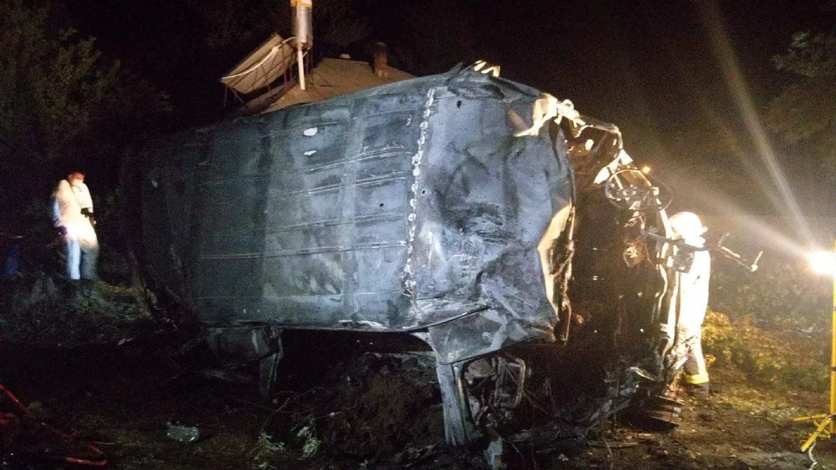 Van'da göçmenlerin minibüsü takla atıp, alev aldı: 11 ölü, 21 yaralı