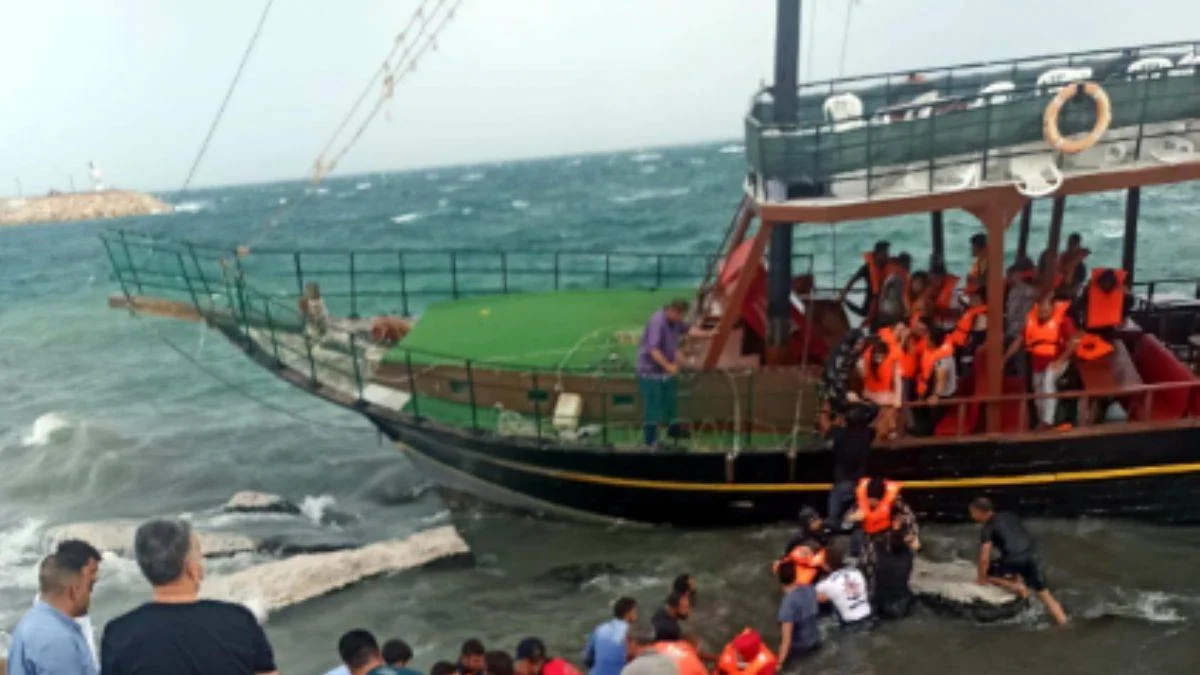 Van Gölü'nde karaya oturan gezi teknesindeki yolcular böyle kurtarıldı