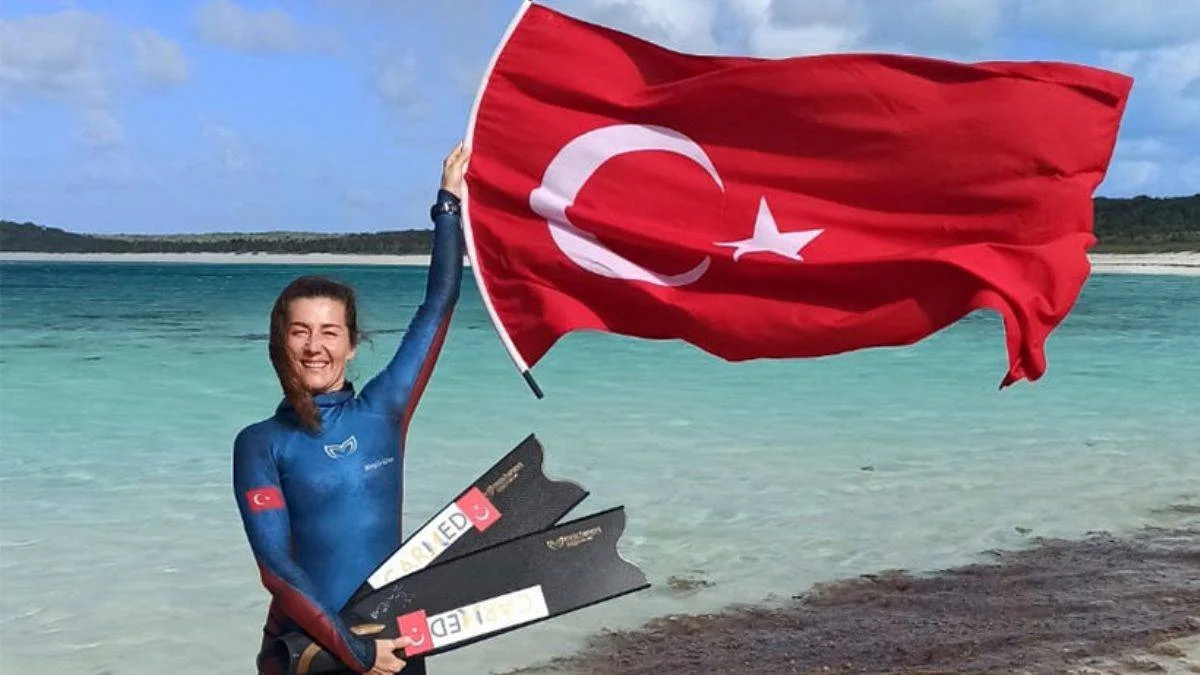 Yeni dalış rekorunu şehitlere armağan etti