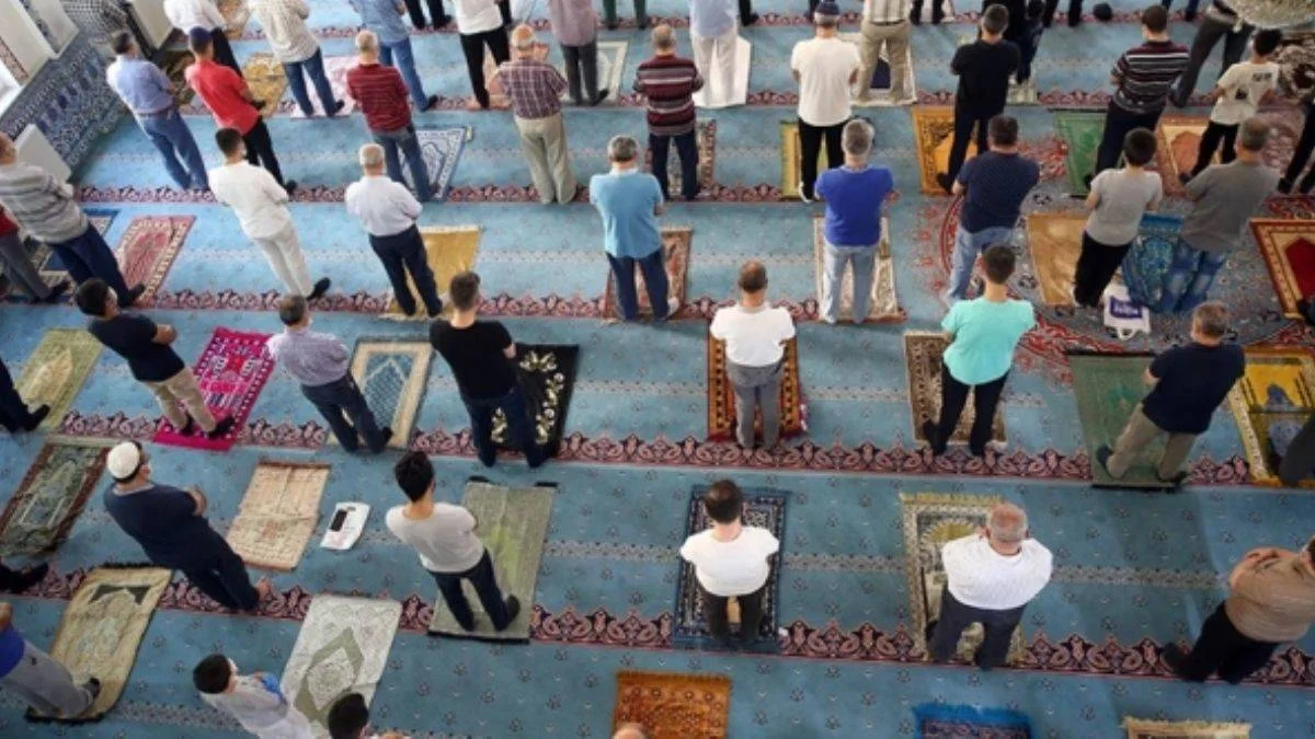 Yurdun dört bir yanında bayram namazı kılındı