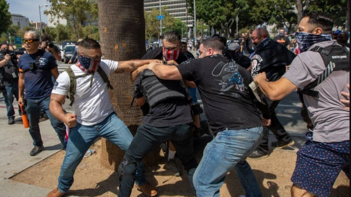 ABD'de aşı karşıtı protestoda bir kişi bıçaklandı, muhabir saldırıya uğradı