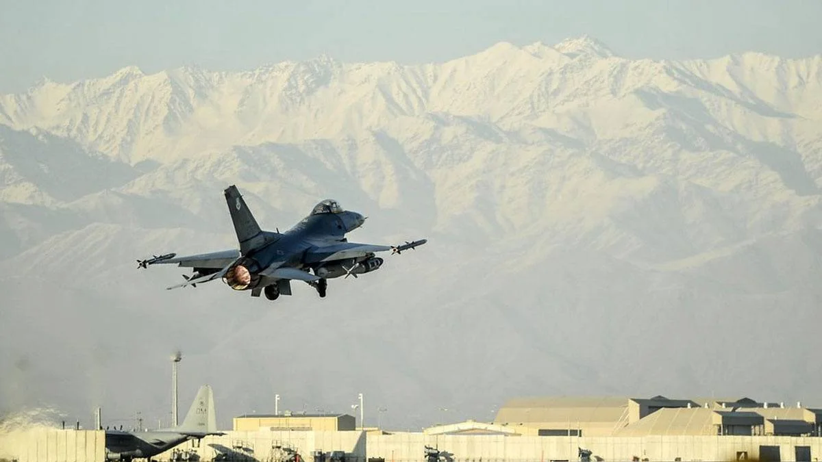 ABD uçakları, Taliban'ın mühimmat deposunu bombaladı