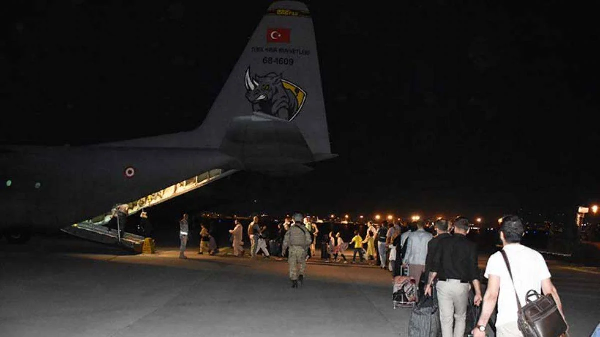 Afganistan'dan tahliye edilen 160 yolcu daha Türkiye'ye getirildi