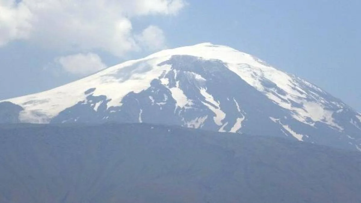 Ağrı Dağı'nın zirvesindeki buzullar eriyor