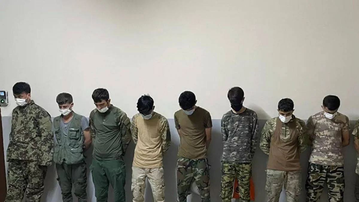 Asker kıyafetiyle dolaşan Afganlar muhafaza altına alındı