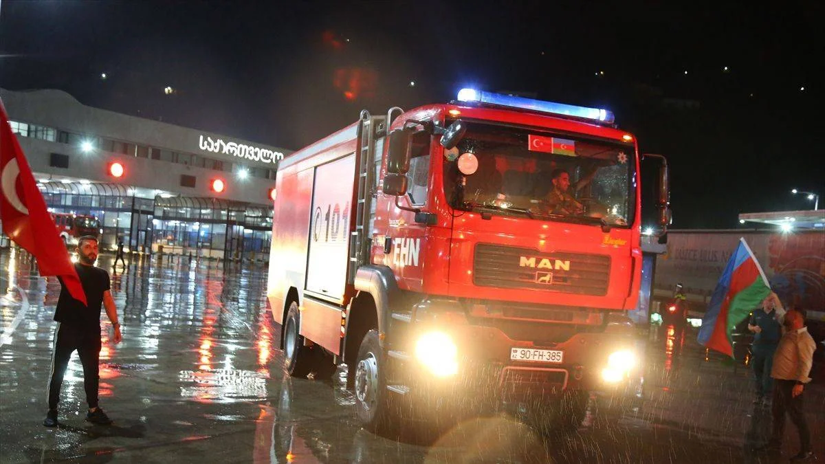 Azerbaycan, yangınlara müdahale için Türkiye'ye üçüncü ekibi gönderdi