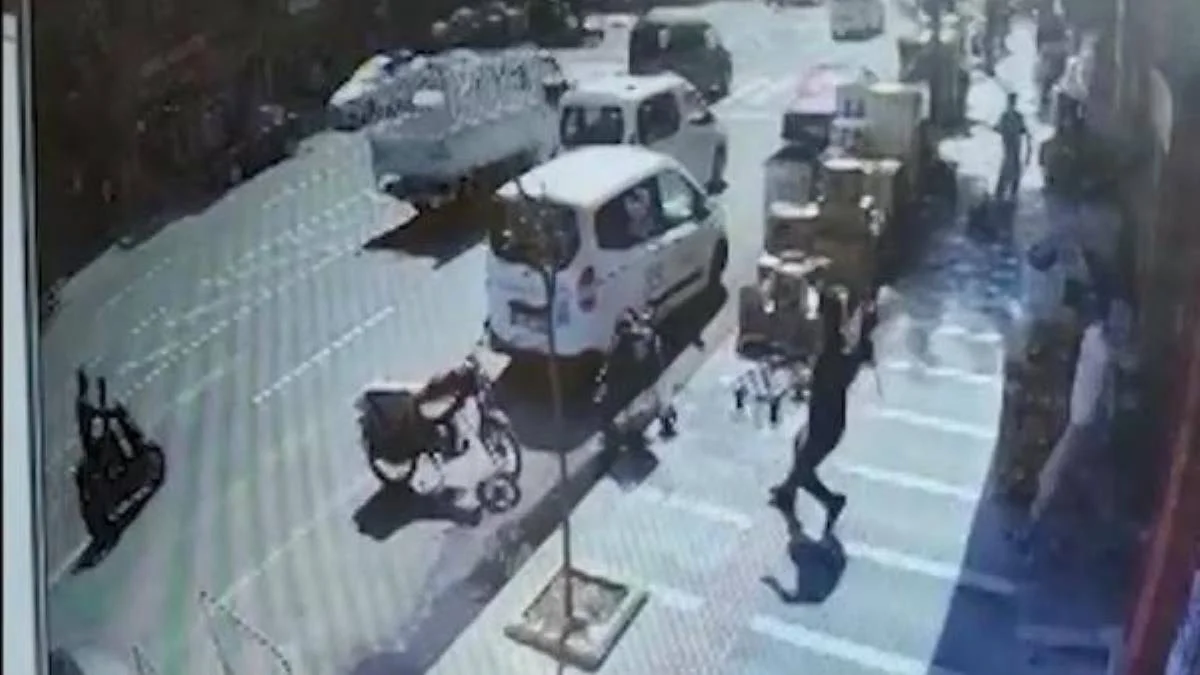 Bebek arabasındaki bebeği son anda kurtardı