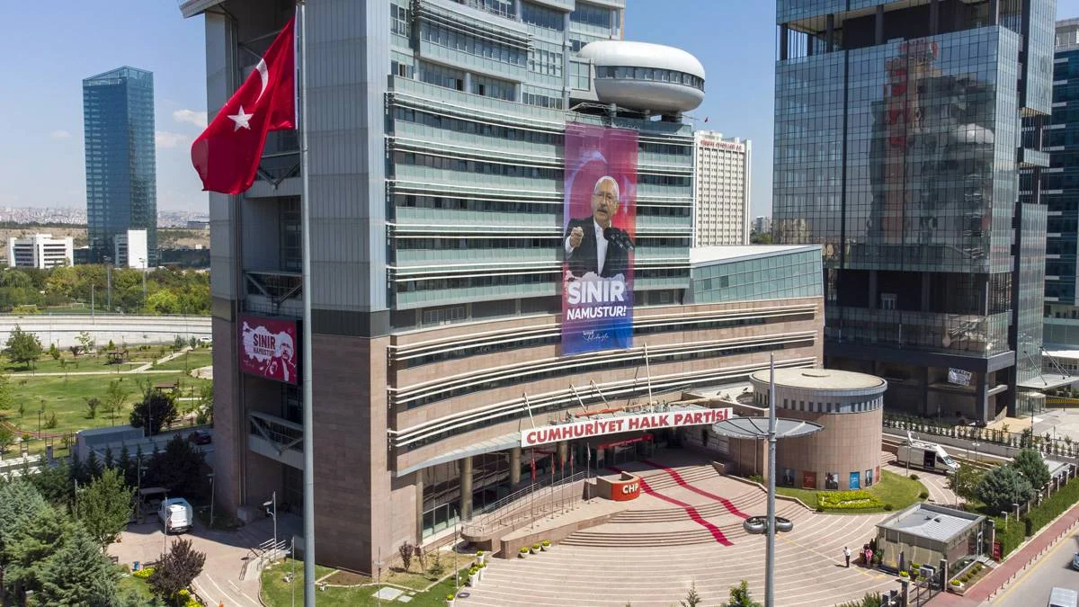 CHP Genel Merkezi'ne 'Sınır namustur' pankartı asıldı