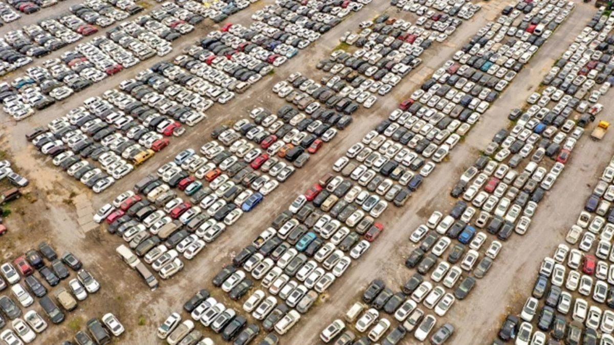 Çin'de sel sonrası araba mezarlığı: Binlerce araç kullanılamaz halde
