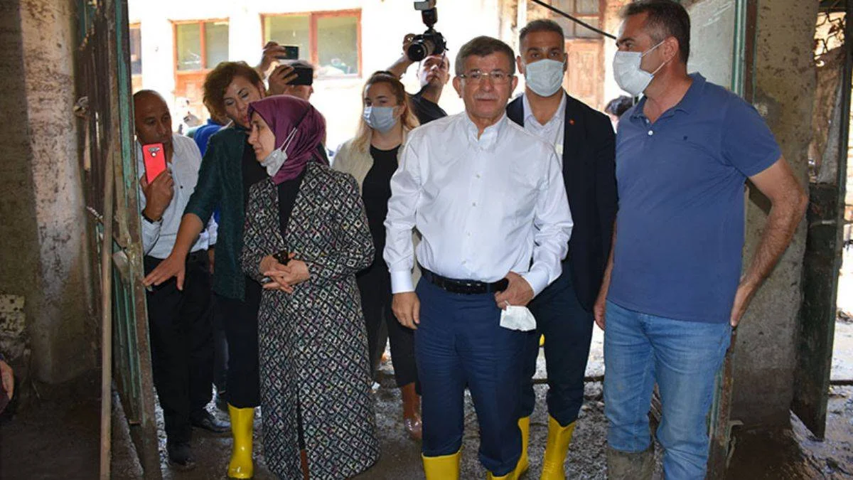Davutoğlu sel bölgesinde incelemelerde bulundu