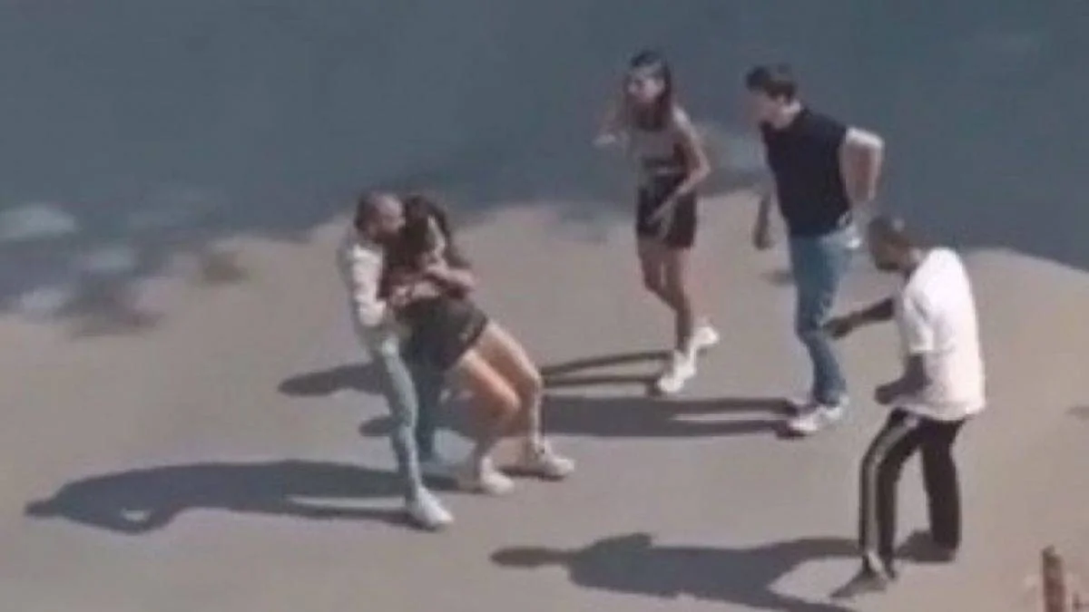Eski kız arkadaşının boğazına bıçak dayarken görüntülendi